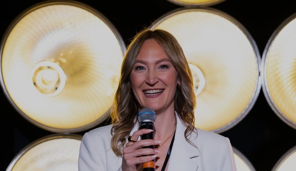 Theresa Hoffmann als Speakerin auf der Bühne