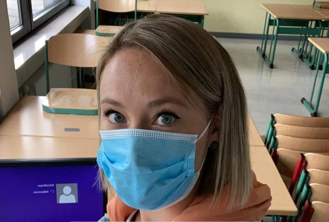Theresa in ihrer Zeit als Lehrerin im Klassenzimmer